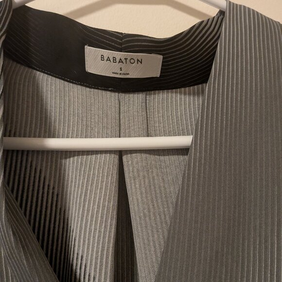 Aritzia Babaton Grey Black Stripe Power Blouse In Size Small - Picture 2 of 11